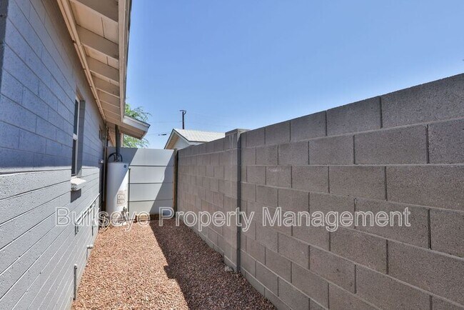 Building Photo - 825 E Alice Ave