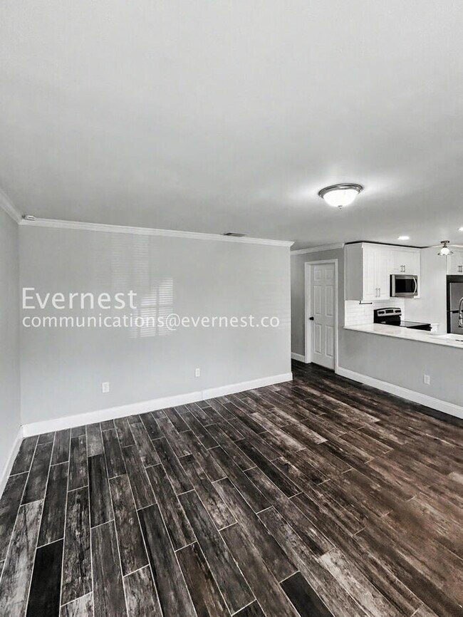 Building Photo - 1885 Shore Acres Blvd NE