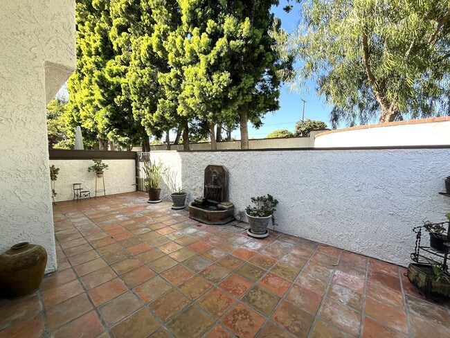 Building Photo - Spacious End Unit Home with 2 Master Suite...
