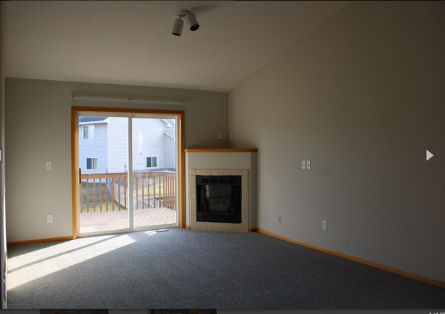 Building Photo - 451 Meadow Ln