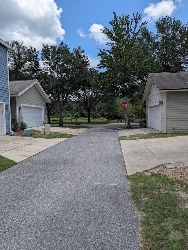 Building Photo - Townsend - 3 Bed 3 Bath Townhome
