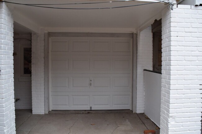 Building Photo - Regal Rowhome! 3 Beautiful Finished Levels!
