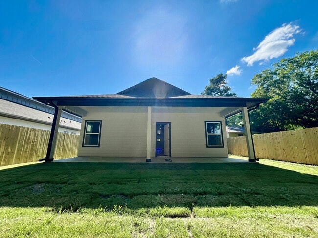 Building Photo - 823 Edgar St