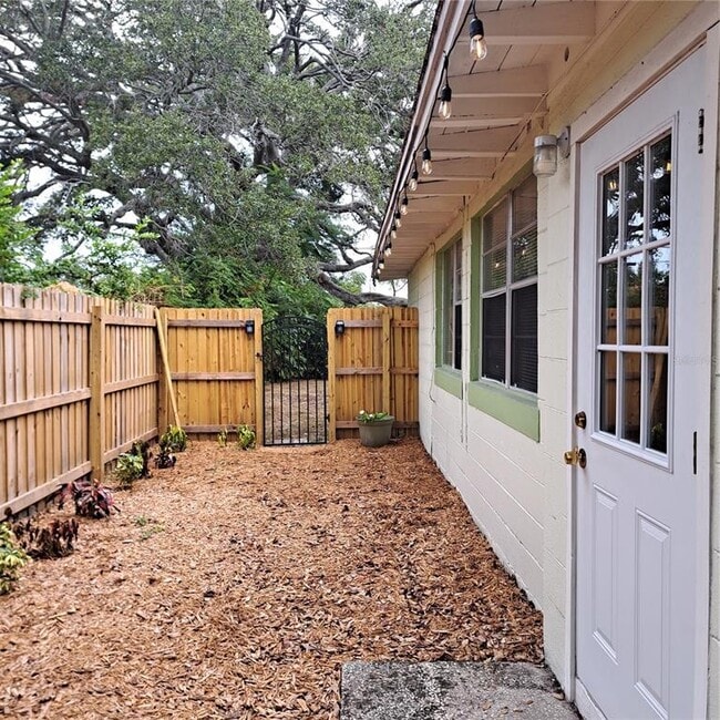 Building Photo - 627 61st Ave S