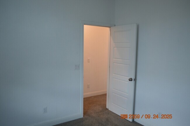 Building Photo - 2411 Urdaneta Way