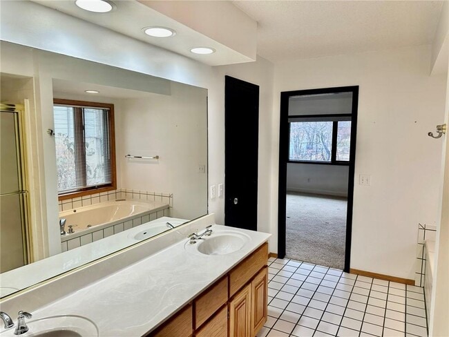 Building Photo - 4 Lois Ln