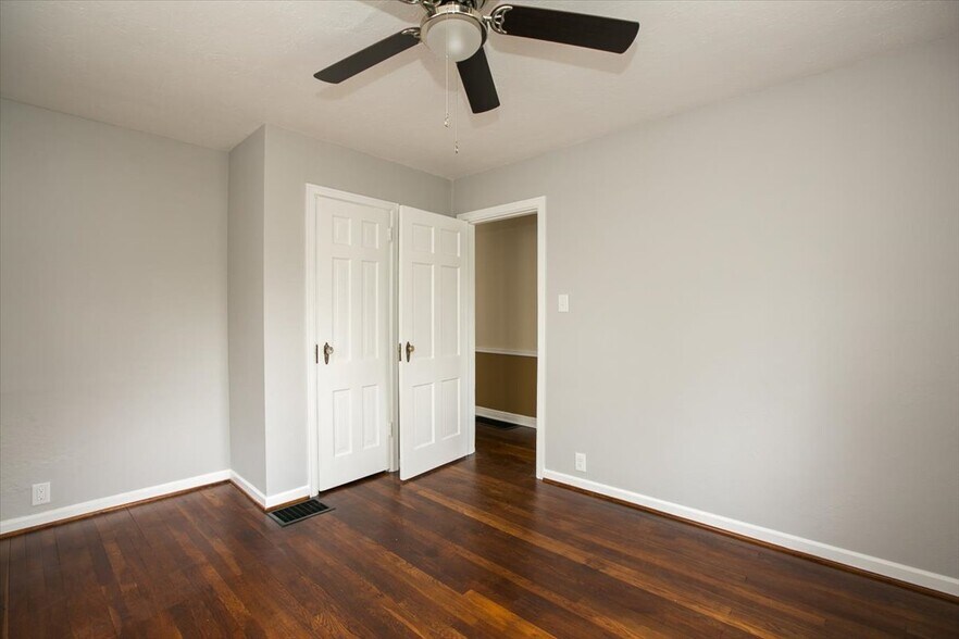 Downstairs bedroom - 148 Niagara Ave