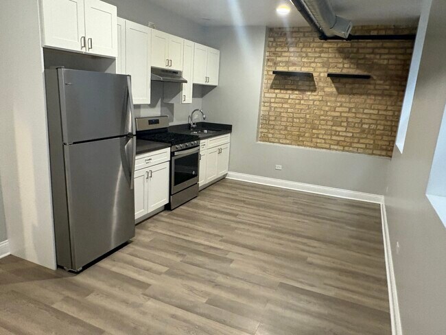 Building Photo - 1369 W Greenleaf Ave