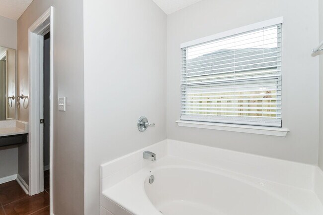 Building Photo - 6789 Southern Oaks Dr
