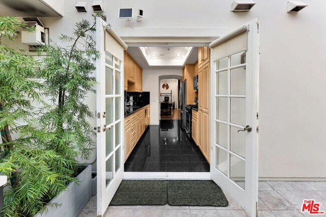 Building Photo - 851 N San Vicente Blvd