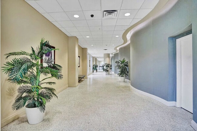 Building Photo - 4001 S Ocean Dr