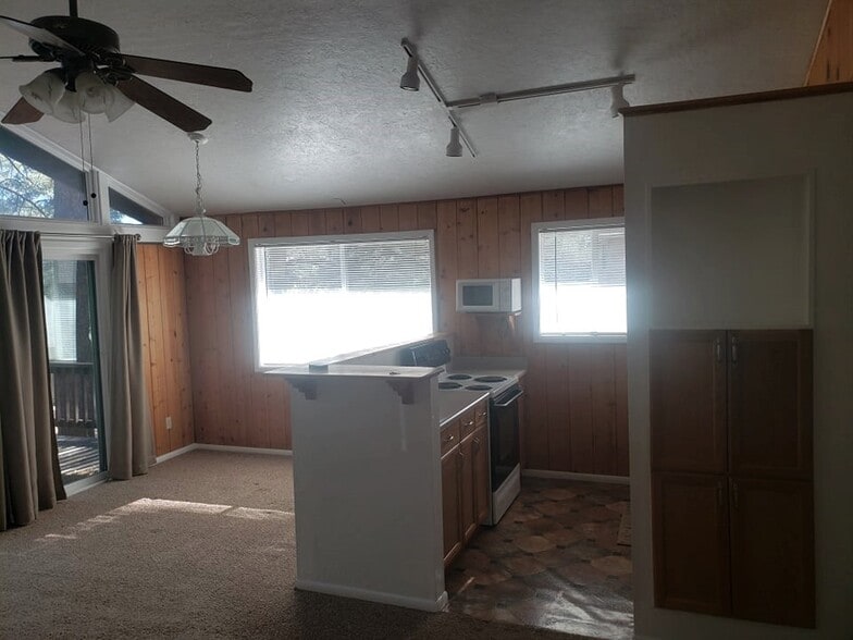 Kitchen and dinning room - 4553 Canyon Loop