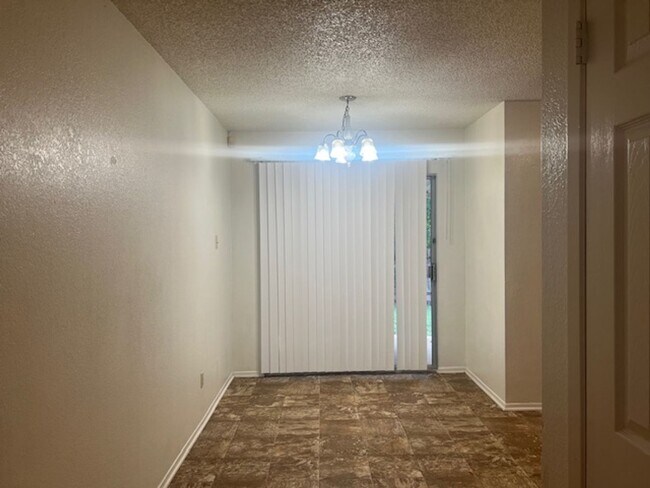 Building Photo - 2013 Dickens Dr