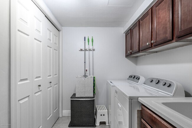 Building Photo - TURNKEY FURNISHED EXECUTIVE RENTAL IN BURN...