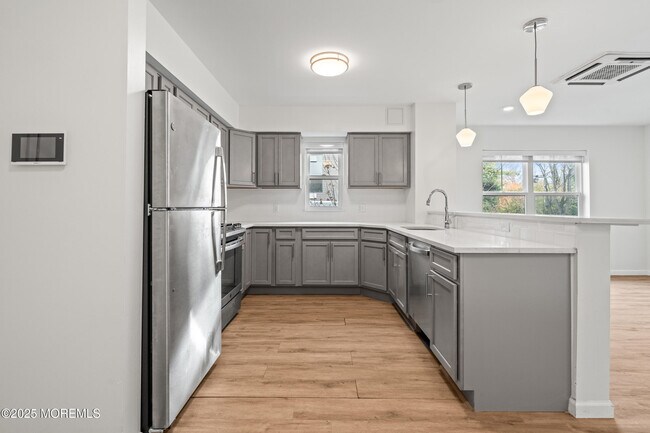 Building Photo - 165 Pavilion Ave