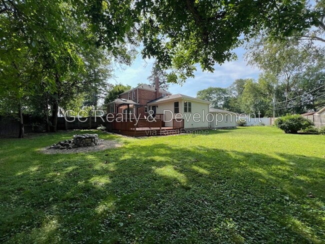 Building Photo - 2 Hiawatha Dr