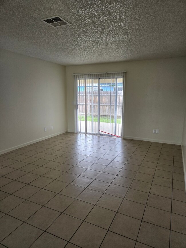 Building Photo - Unit For Rent