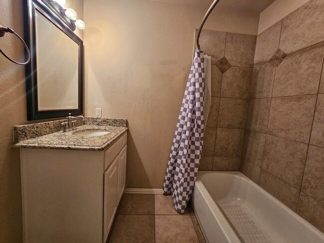 Building Photo - 604 NE Ave E Pl