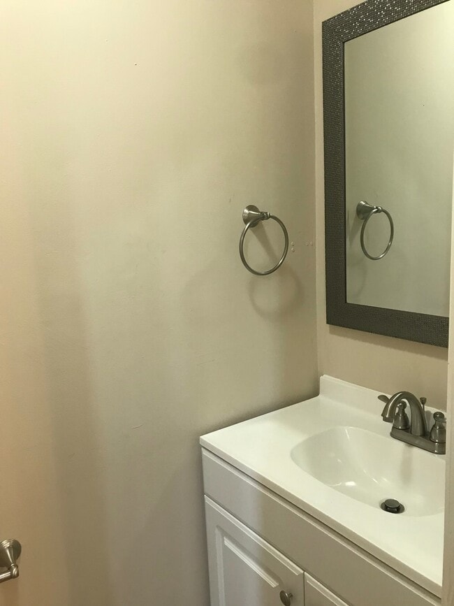 Building Photo - 808 Bedford Dr