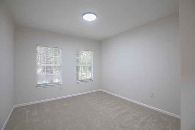 Building Photo - Stunning Condo with Garage