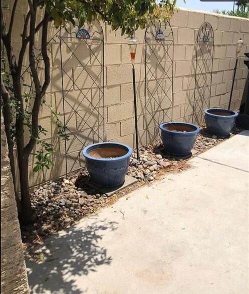 Side patio - 2601 Country Maple Ave