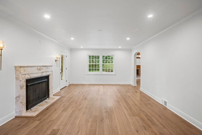 Building Photo - Elegant Fox Chapel 4-Bedroom, 3.5-Bath Home