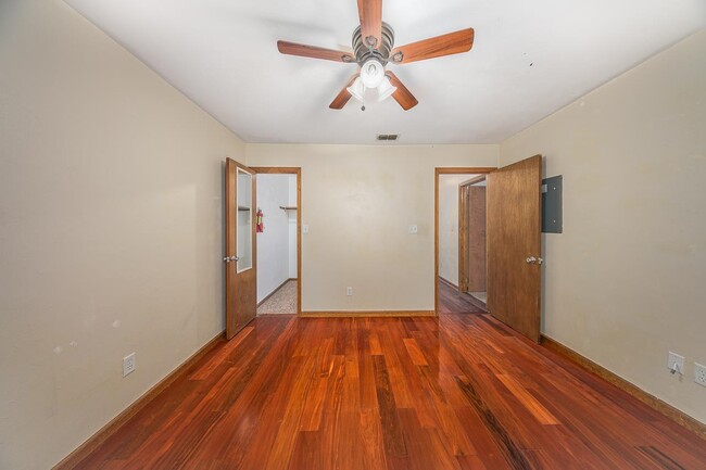 Building Photo - 249 Whetherbine Way E