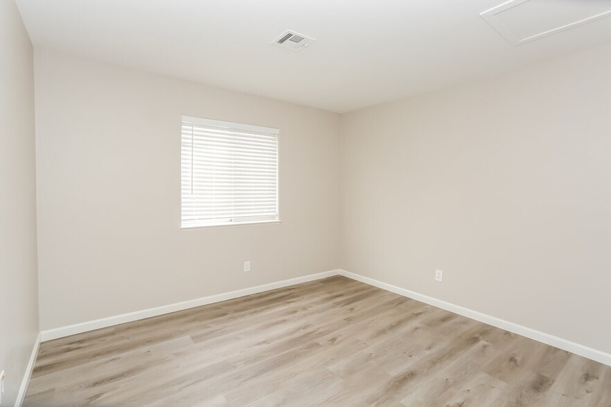 Building Photo - 6101 Bardstown Dr