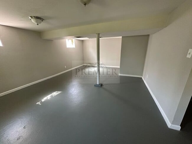 Building Photo - 613 N Sunset Dr