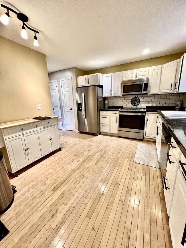 Building Photo - 229 Palisades Dr