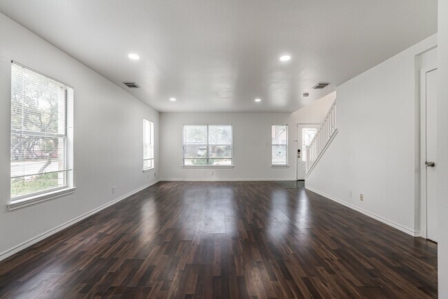 Building Photo - Recently Rehabbed Spacious Two Story in Convenient and Popular Huntington Place