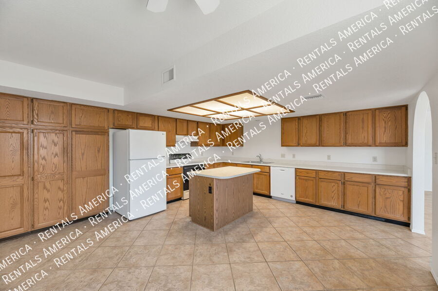 Building Photo - 13831 N Kendall Dr