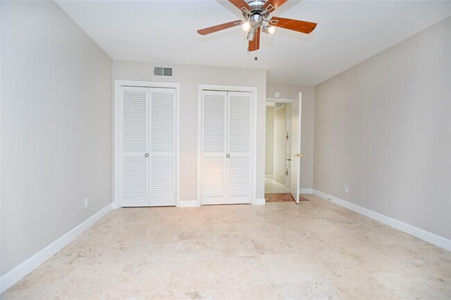 Building Photo - 1215 Briarpark Dr