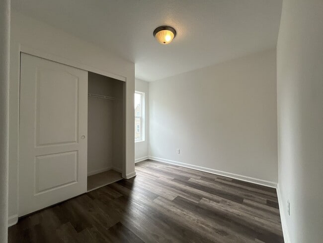 Building Photo - Bright End-Unit Townhouse with a Loft & Covered Patio