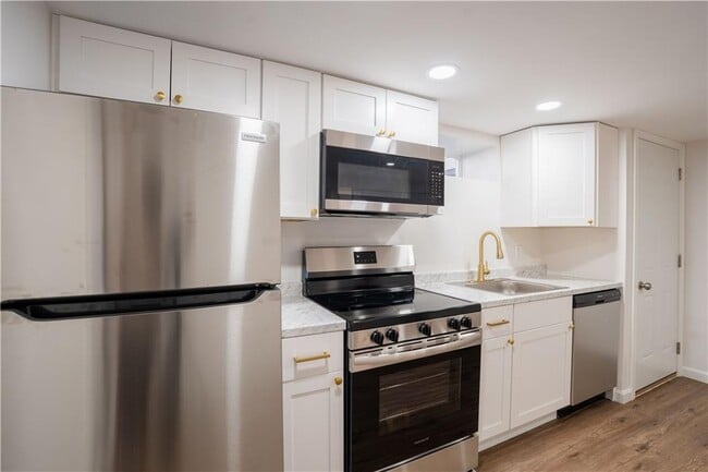 Building Photo - 10 S Locust Ave