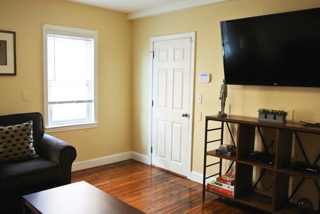 Building Photo - 30 Weeden St