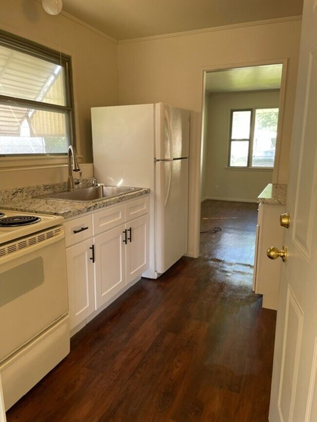 Building Photo - Charming 2-Bedroom Home in Prime Milwaukee...