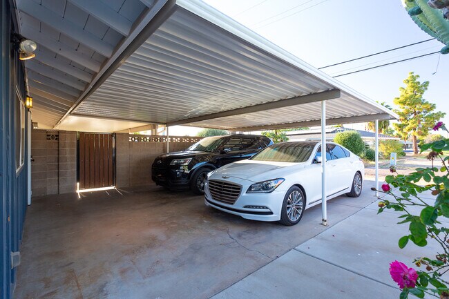 Building Photo - 2040 W Cambridge Ave