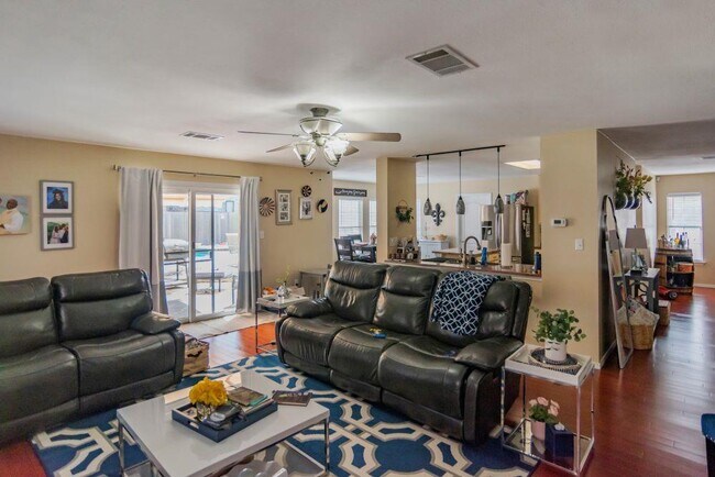 Building Photo - 1117 Del Roy Dr