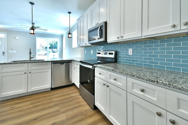 Building Photo - Gorgeous Townhome