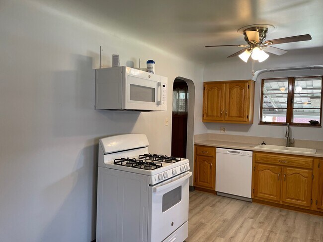 Building Photo - 4517 Lincoln Ave