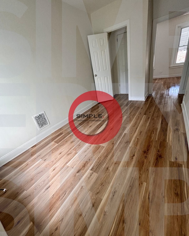 Building Photo - 4 Bedroom / 1 bathroom house