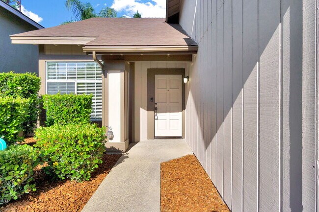 Building Photo - 6733 N Warren Ave