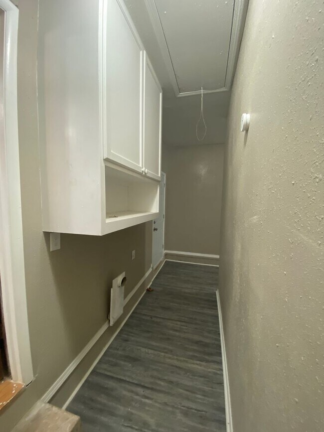 Building Photo - Huge 7 Bedroom House Available