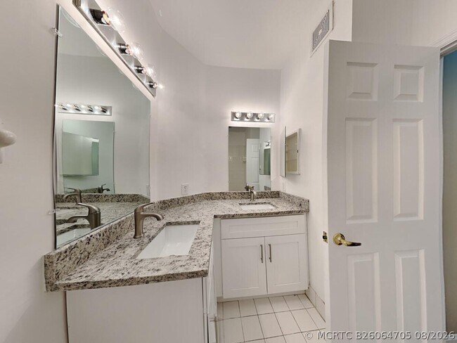 Building Photo - 703 NW 170th Terrace