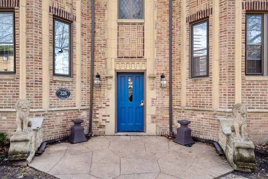 Building Photo - 326 S Hanley Rd