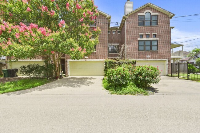 Building Photo - Stunning Rice Military Rental – Gated, Spa...