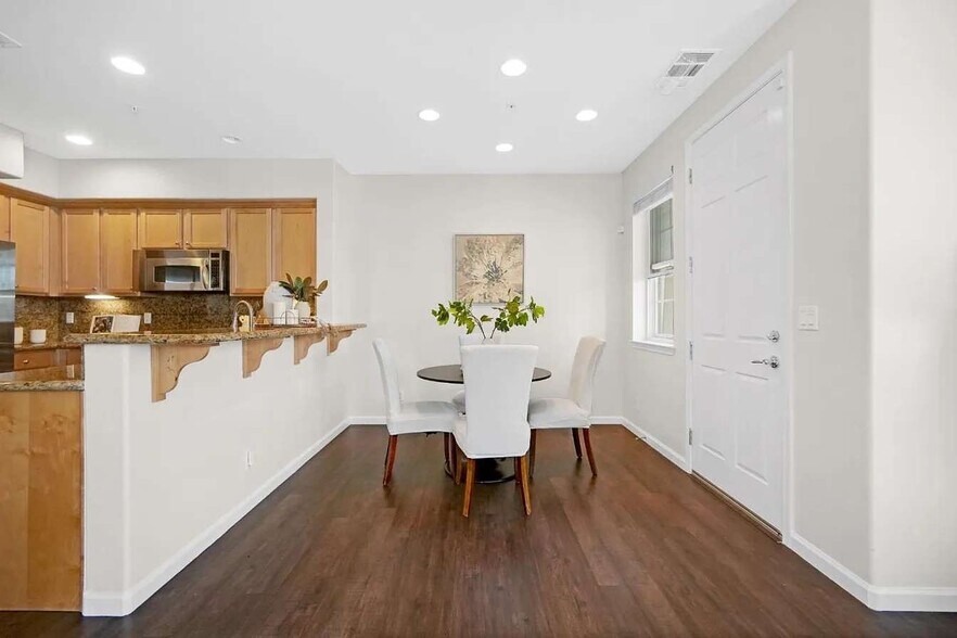 Building Photo - 2502 Jetty Dr