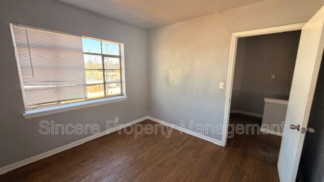 Building Photo - 1931 NE 25th St