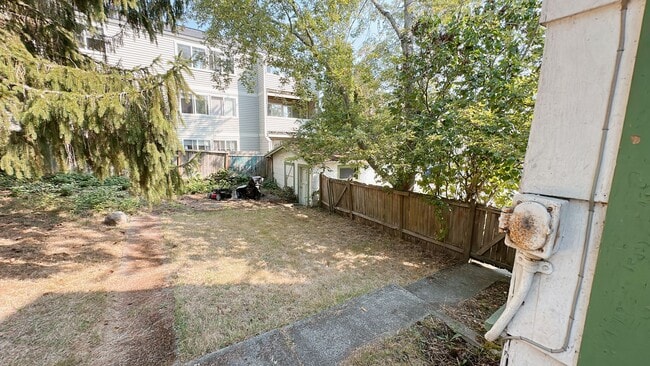 Building Photo - 4 bdrm/1 bath house with garage + large ya...